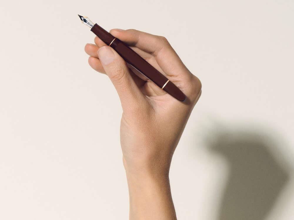 Montblanc Meisterstück Burdundy Red Classique Fountain Pen, 133014