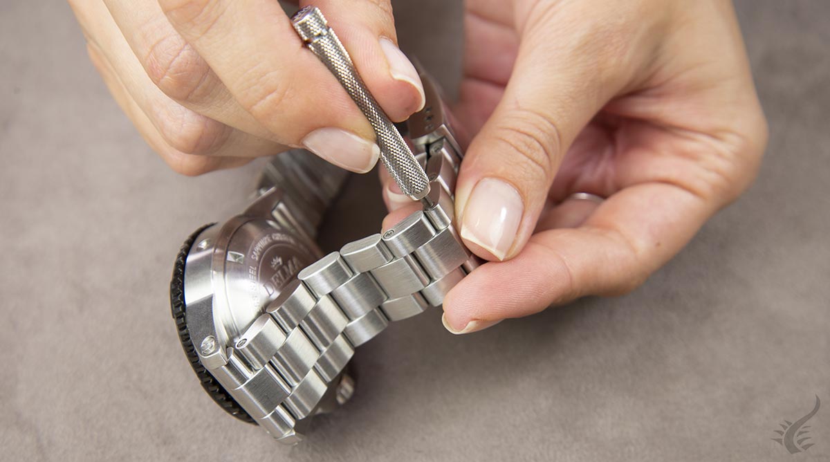 How to adjust the steel bracelet of your watch